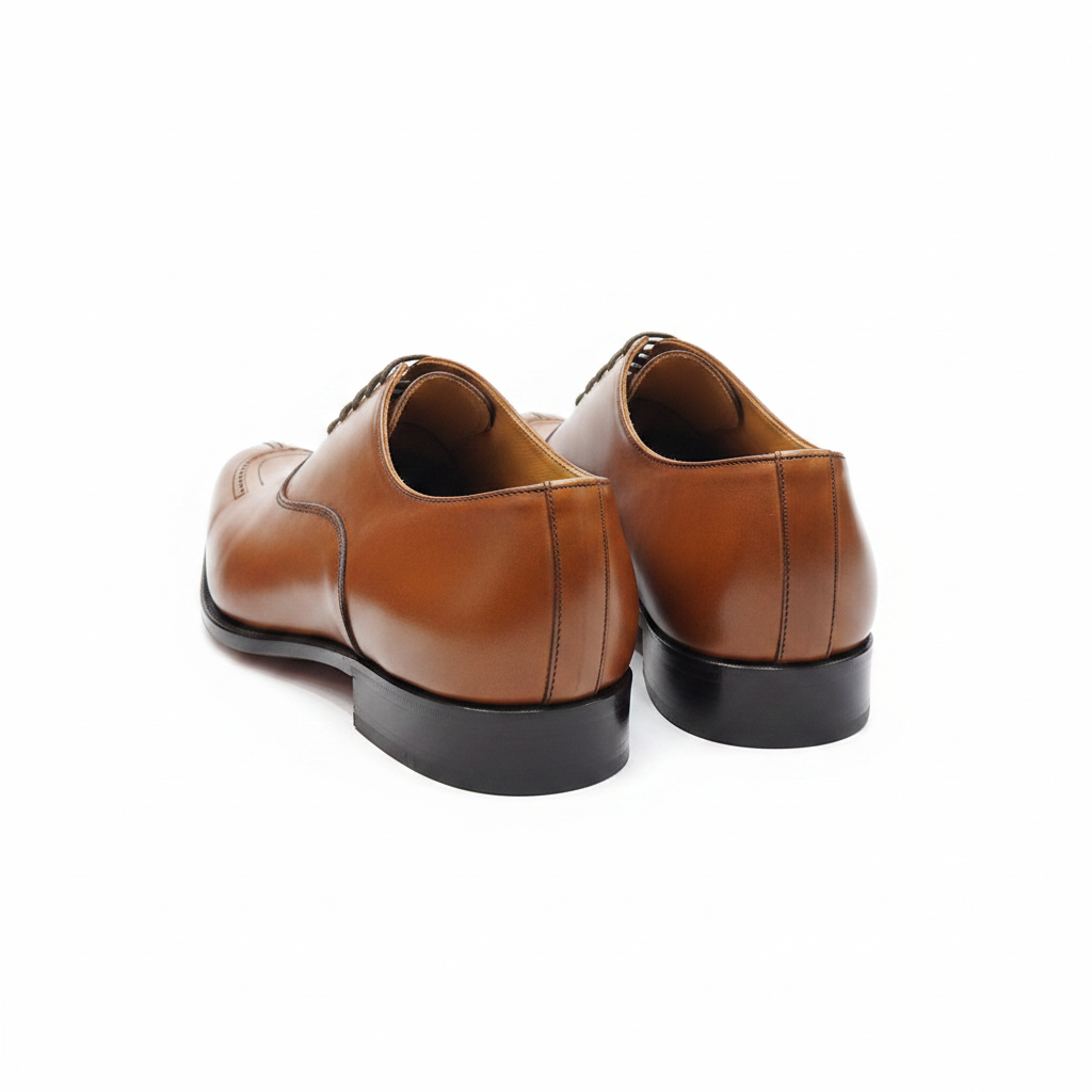 Richelieus marron cognac wholecut vue arrière trois-quarts contreforts doublure caramel fond blanc pur format carré