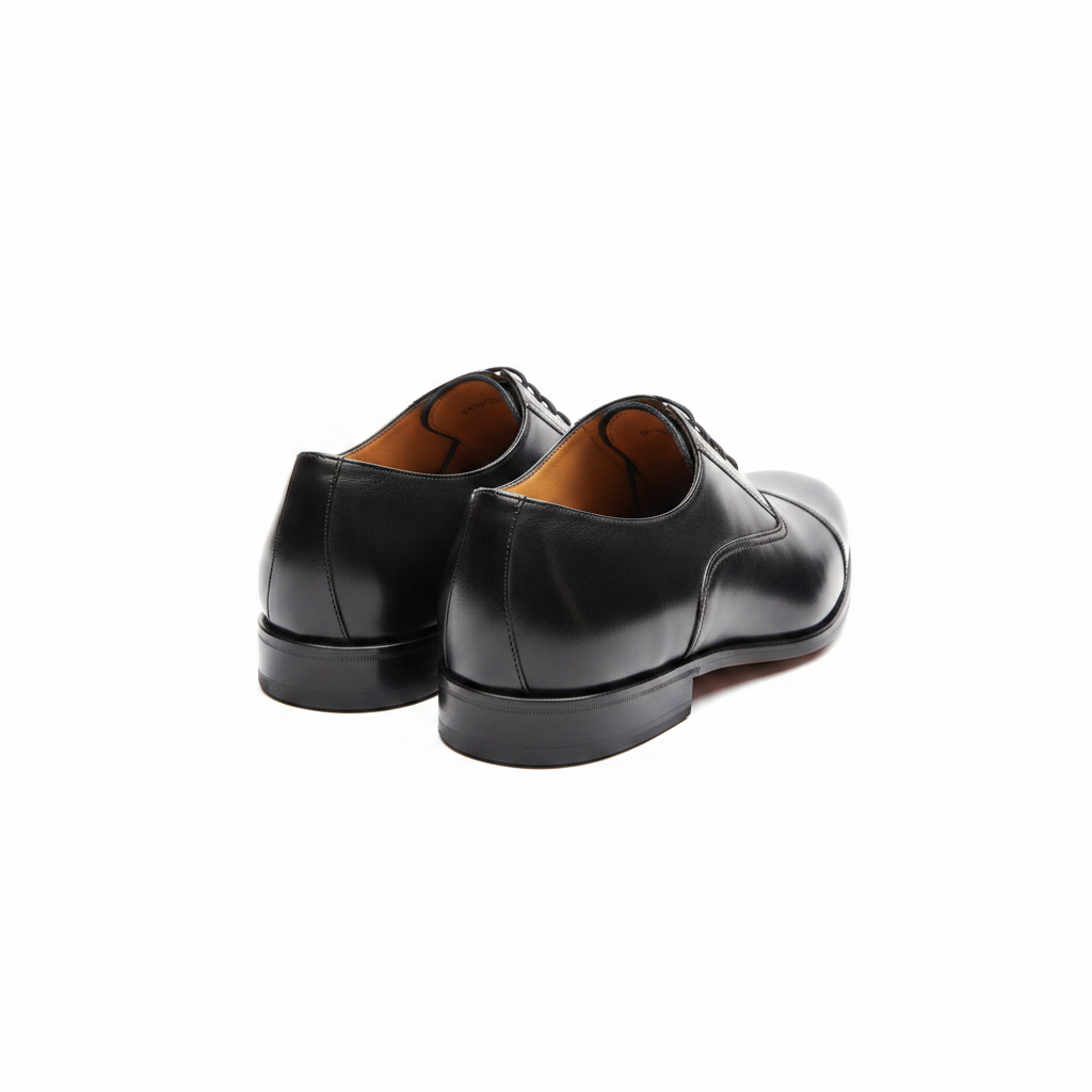 Richelieus noires cap-toe vue arrière contreforts polis doublure caramel fond blanc pur format carré