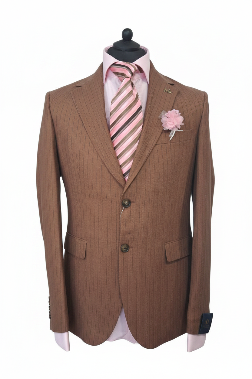 Veste single-breasted brun caramel chevrons chalk stripe broche ML boutonnière fleur rose cravate rayée mannequin invisible fond blanc pur
