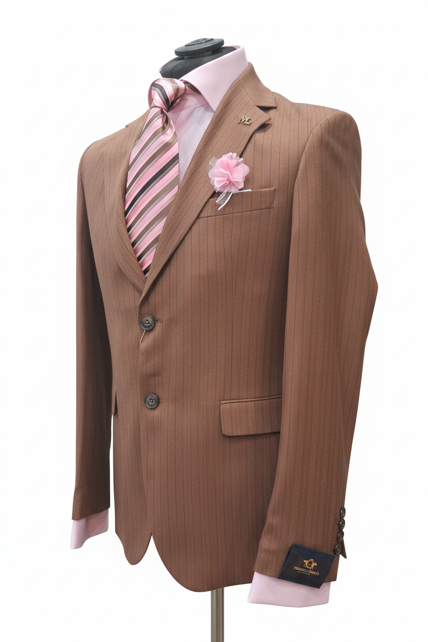 Veste single-breasted brun caramel chevrons chalk stripe vue trois-quarts broche ML boutonnière fleur rose étiquette Mario Longo fond blanc pur
